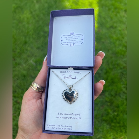 Connections from Hallmark Silver-tone Love Heart Pendant Necklace New in the Box - Picture 5 of 15